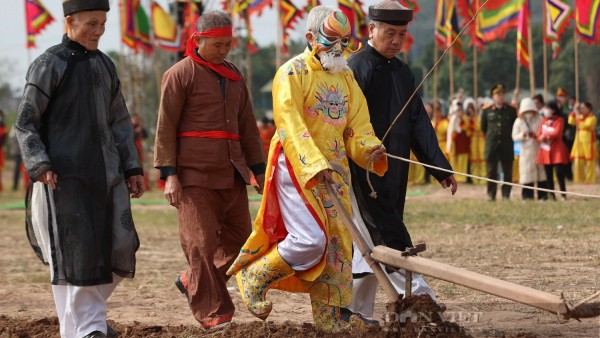 “Vua đi cày” trong lễ hội Tịch Điền đầu năm mới Ất Tỵ