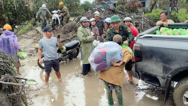 Ban Nội chính Đắk Lắk và Tạp chí Sức Khỏe Cộng Đồng về với bà con vùng lũ