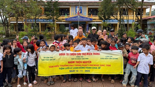 Lan tỏa tinh thần từ bi cứu khổ: Tịnh xá Ngọc Sơn Dinh, Tịnh Thất An Lạc, Chùa Bửu Liên Quang trao 850 phần quà hỗ trợ đồng bào miền Trung