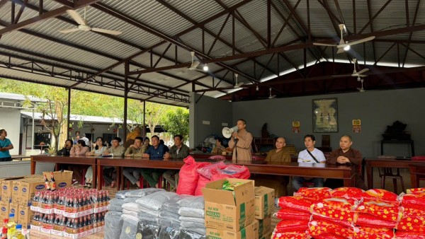  Chùa Phổ Hiền và các nhóm thiện nguyện cứu trợ 1.200 phần quà cho bà con vùng lũ Bình Định - Phú Yên - Khánh Hòa