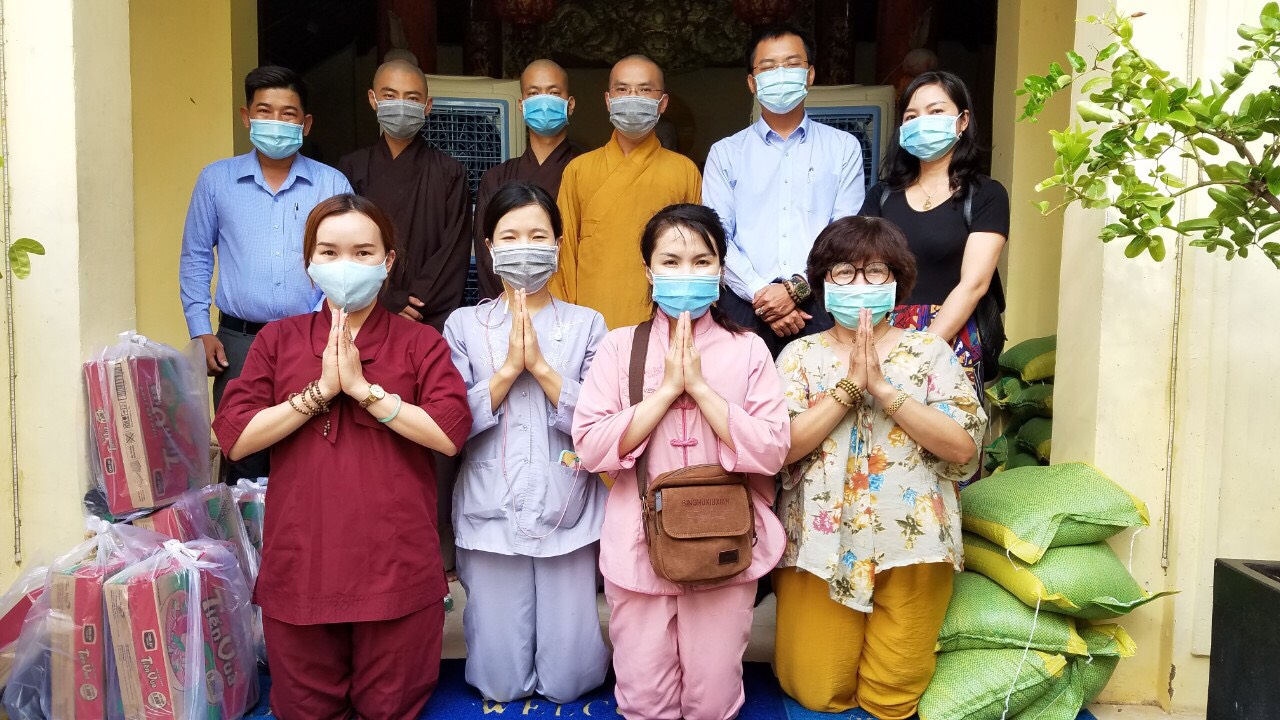 TP.HCM: Tổ Đình Phú Long mừng Đại lễ Phật đản 2021, và trao  quà cho các hộ có hoàn cảnh khó khăn