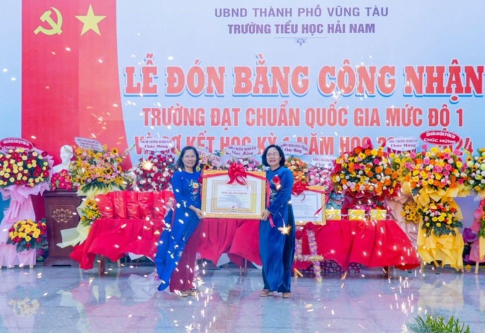 Bà Nguyễn Thị Thu Hương phó chủ tịch UBND Tp Vũng Tàu trao bằng công nhận trường đạt chuẩn quốc gia mức độ 1 cho trường tiểu học Hải Nam