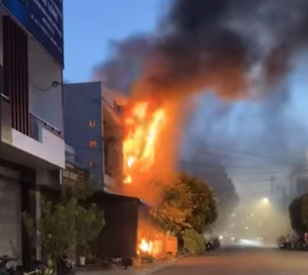 AN NHƠN: CHÁY LỚN DỮ DỘI, THIÊU RỤI TIỆM ẢNH TRONG ĐÊM