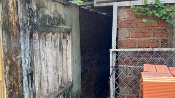 TP Quy Nhơn: Hàng xóm cho mượn đất làm nhà vệ sinh, Tòa buộc trả lại đất nhưng vẫn không trả?