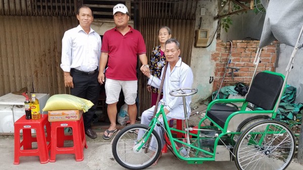 Trao tặng xe lắc cho người khuyết tật tại TPHCM