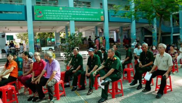 Phường Bình Thuận (Quận 7, TP. HCM): Tổ chức khám sức khỏe, tạo lập hồ sơ sức khỏe điện tử và trao quà cho người dân