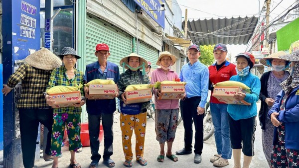 Bình Chánh: Cửa hàng xe gắn máy Tấn Tài tặng quà cho bà con nghèo nhân mùa Vu lan