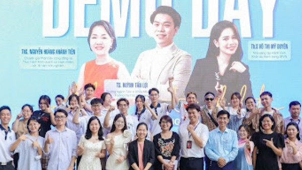 Ban tổ chức cuộc thi, Ban giám khảo cùng Top 7 đội thí sinh lọt vào vòng Chung kết
