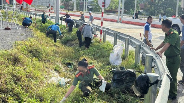 Lào Cai: Công an và Nhân dân phường Âu Lâu ra quân làm sạch môi trường, chỉnh trang đô thị
