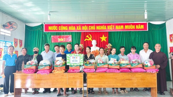 LÂM ĐỒNG: CHÙA PHỔ HIỀN PHỐI HỢP ỦY BAN MTTQ VIỆT NAM XÃ BẢO LÂM 3 TRAO HÀNG TRĂM PHẦN QUÀ HỖ TRỢ ĐỒNG BÀO BỊ ẢNH HƯỞNG DO MƯA BÃO