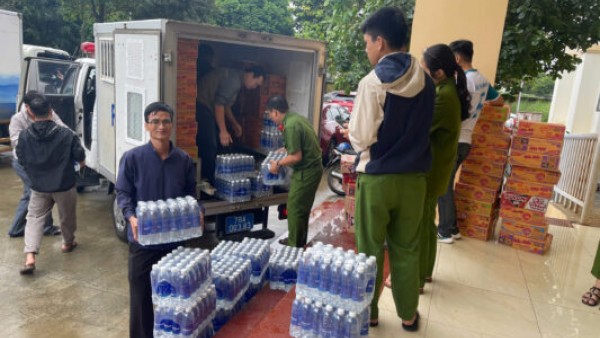 Những chuyến xe ấm áp nghĩa tình của Công an Đắk Lắk trong mùa lũ dữ