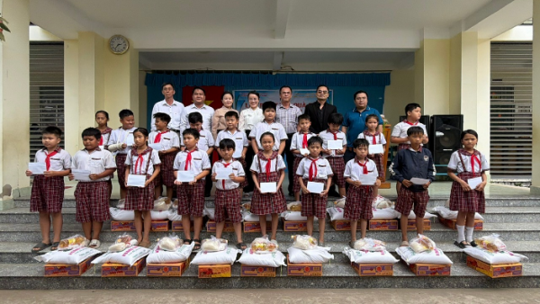 Công ty Luật Thiên Hương, Công ty Tư vấn Huỳnh Nguyễn trao quà cho Học sinh tại tỉnh Vĩnh Long.