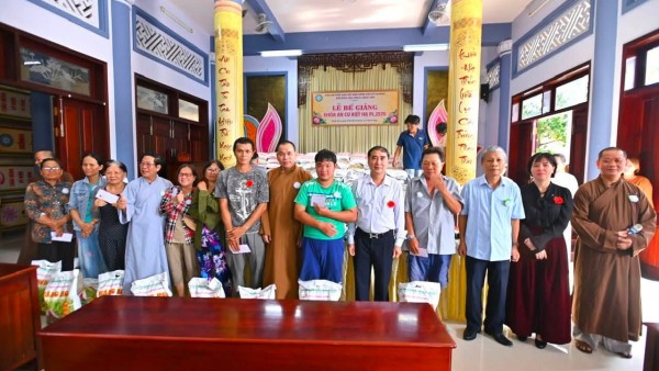 Chùa Liên Trì trao 300 phần quà yêu thương nhân mùa Vu lan Báo hiếu