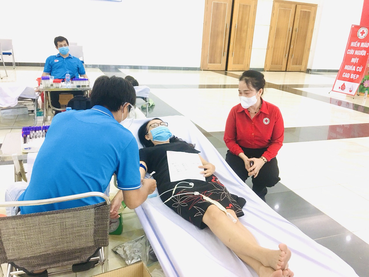 2 Bà Nguyễn Thị Lệ Trinh Chủ tịch Hội Chữ thập đỏ tỉnh thăm hỏi, động viên người tham gia hiến máu tình nguyện