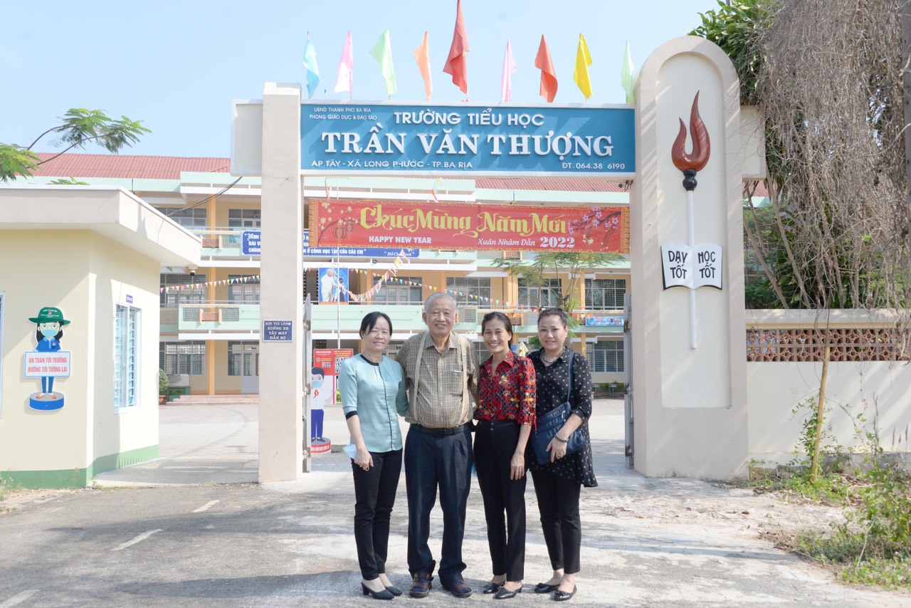 Ông Trần Văn Khánh đến thăm trường tiểu học Trần Văn Thượng